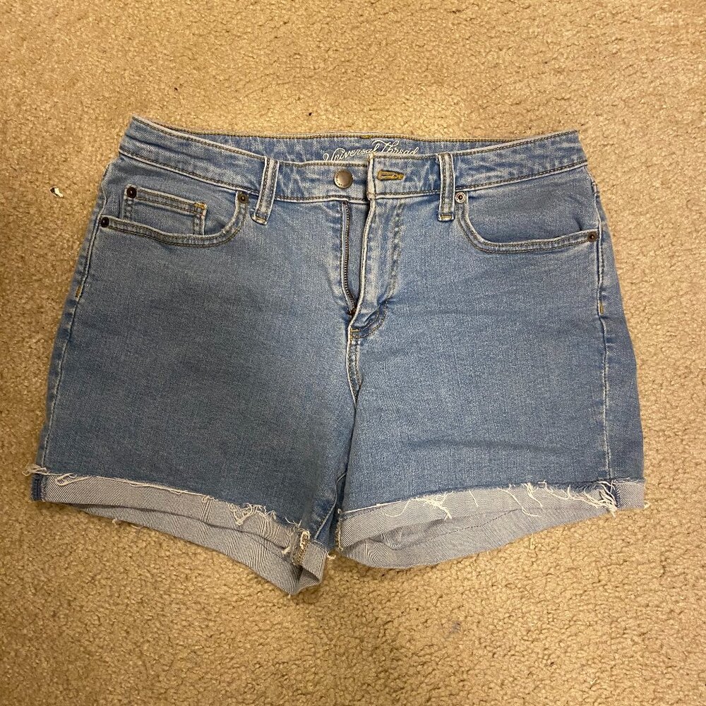 Universal Thread mid rise boyfriend short